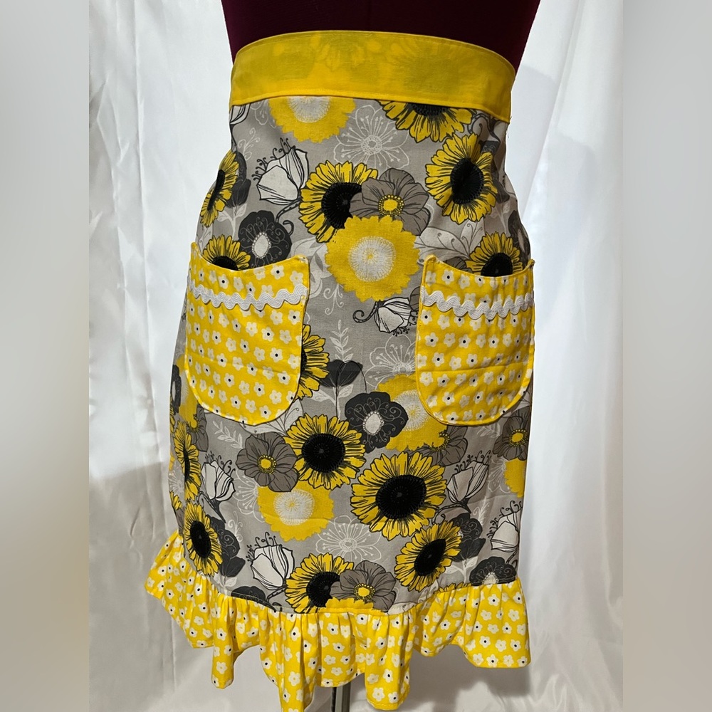 Sunflower lap apron with pockets and ruffles